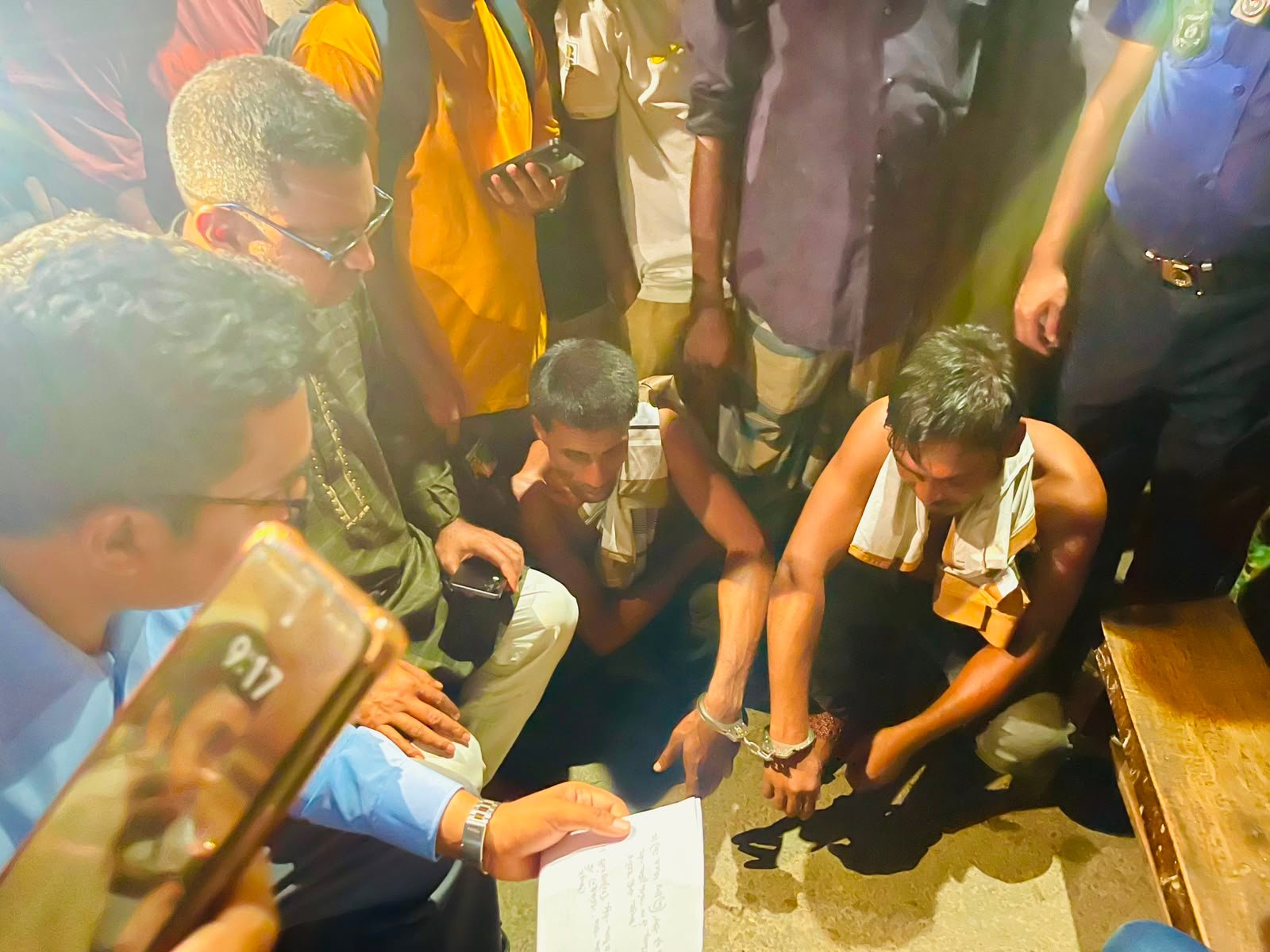 শায়েস্তাগঞ্জে জনতার হাতে আটক দুই ব্যক্তি শায়েস্তাগঞ্জে জনতার হাতে আটক দুই ব্যক্তি